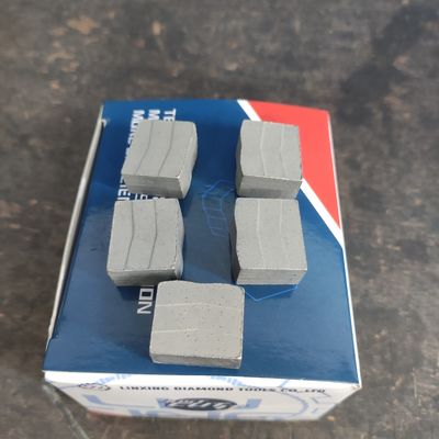 Προσαρμοσμένη υποστήριξη ODM 2000mm Blade Cutting Stone Segment για το σχήμα M Granite Diamond Tool