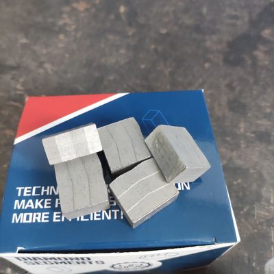 Προσαρμοσμένη υποστήριξη ODM 2000mm Blade Cutting Stone Segment για το σχήμα M Granite Diamond Tool