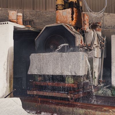 Μηχανή κοπής πέτρας 55kw με κινητήρα 1600mm με ένα βραχίονα πολλαπλών λεπίδων για κοπτήρα μπλοκ γρανίτη